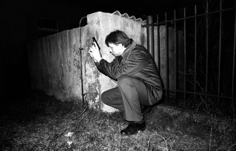 Detective lurking ready to shoot - Judicial Police Leipzig,..., 1991 (photo)