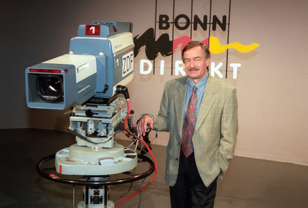 Journalist Peter Ellgaard next to a television camera in the studio of the show - Bonn direkt - in Bonn, objects..., 1995 (photo)