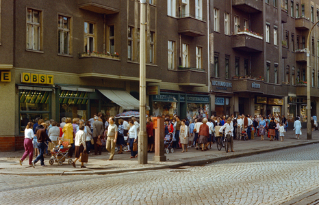 15.06.1985, Berlin, German Democratic Republic (GDR) - Human queue ..., 1985 (photo)