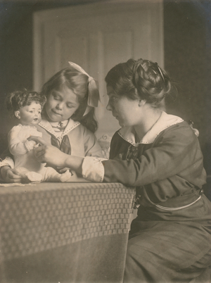 girl playing doll with her mother, France, near 1905 (photo)