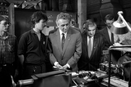 Egon Krenz (center, GDR General Secretary of the Central Committee of the SED) visiting ..., 1989 (photo)