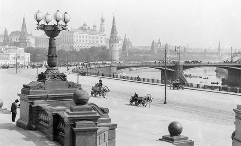 Horse-drawn wagons and motor trucks, 1915