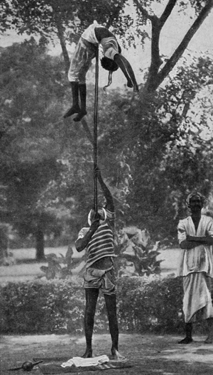 Street performers in India, 1900 (photo)