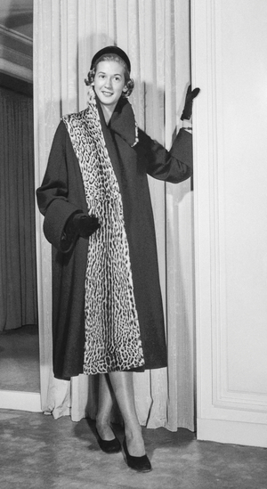 Presentation of fashion by Marcel Rochas, Paris, November 1950 : coat (b/w photo)