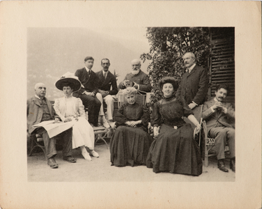 Group photo of an English aristocratic family, Great Britain, 1900-20 (photo)