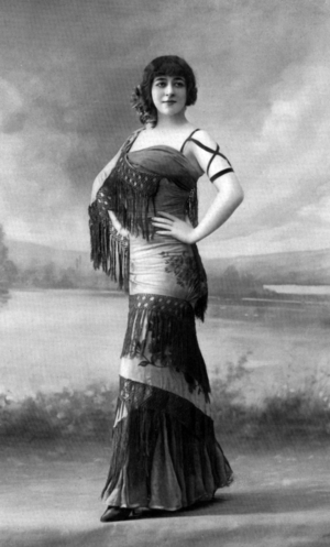 Marthe Lenclud as the Gypsy in show "Mai'z'oui" at the Cigale, photo from french paper "Le Theatre" january 1911