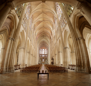 Cathedral (Cathédrale Saint-Pierre-et-Saint-Paul). Interior. The nave. Gothic. 13th century.