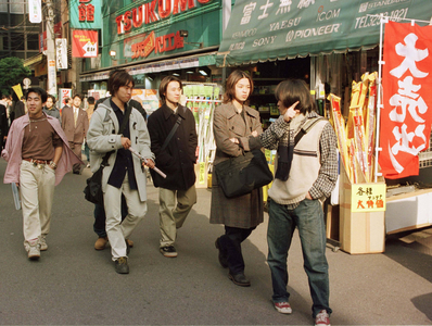 Young passers-by in a shopping street, Tokyo 1999 (photo)