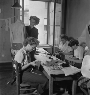 Women in a fashion school, around 1930 in Mecklenburg (photo)