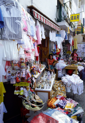 Souvenir store on Capri, objects; stores, trade, economy, store ..., 1983 (photo)