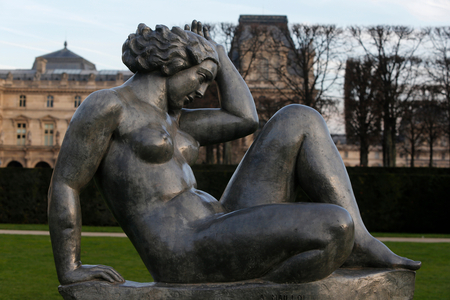 Jardin des tuileries, Aristide Maillol, Montagne 1937 (plomb), Paris, France (photo)