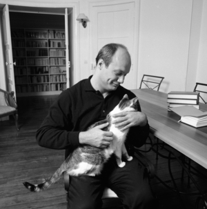 "Eric Emmanuel Schmitt 1995 et son chat