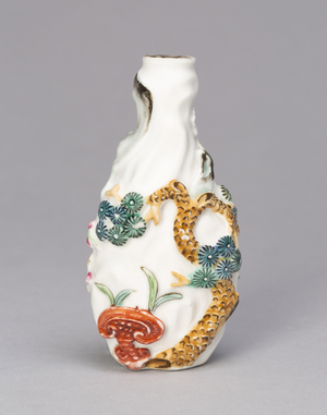 Snuff Bottle with Pine, Bamboo, Prunus, Lingzhi Mushroom, and Bat, 1790-1820 (porcelain painted in overglaze enamels)
