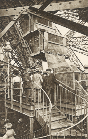 La Tour Eiffel: L'Ascenseur systeme Fives-Lille montant les visiteurs au deuxieme etage (b/w photo)
