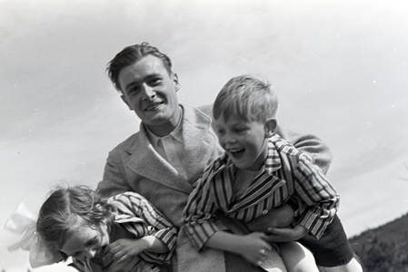 A father playing with his two kids, Germany 1930s (b/w photo)