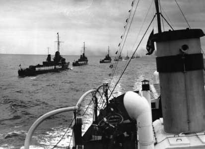 Naval parade with torpedo boats (b/w photo)
