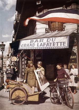 american GI's and woman soldier of the WACs (american Woman Army Corp) in liberated Paris (we see the banners of the Liberation still floating over the buildings) the soldier invites his friend to take the cycle-cab (showing the shortage in Paris), spring 1945