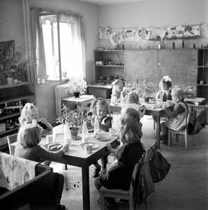 Oslo 1948. After so much play, the food tastes good in Tøyenhus kindergarten. In Oslo with 40,000 children …, 1948 (photo)