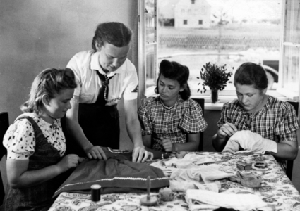 WW2 - Bund Deutscher M?00640065l work for the war winter relief organization (photo)