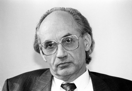 Chief prosecutor Christoph Schaefgen in his office in ..., 1991 (photo)