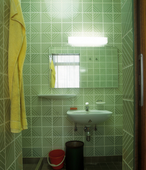 Bath of Erich Honecker in the Palace of the Republic in Berlin society photo story GER 01 ..., 1993 (photo)