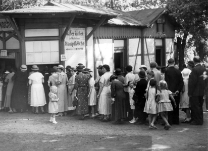 Tourist cafe in Berlin, 1935 (b/w photo)