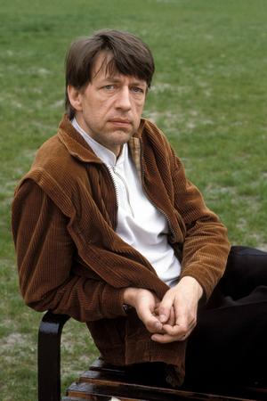 Jörg Gudzuhn (GDR) on a park bench, people; 1988, actor, film actor ..., 1988 (photo)