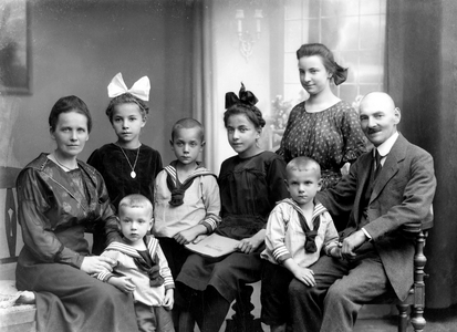 Family in living room ca. 1910, place unknown, Germany, Europe, 1910 (photo)