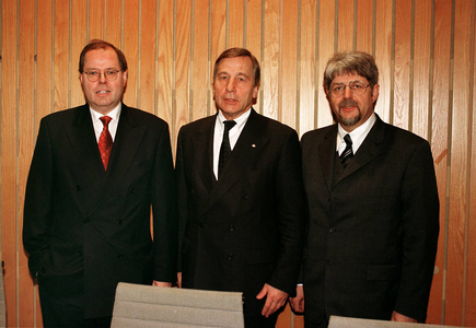 Wolfgang Clement (Mitte GER SPD Minister-President NRW) at the presentation by Ernst..., 2000 (photo)