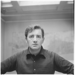 Michael Wishart at British Museum, portrait of bohemian painter and Soho habitue, British Museum, London, UK, mid 1950's (b/w photo)