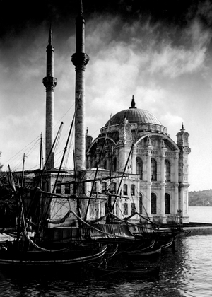 Turkey, Istanbul, the Ortakoy mosque on the banks of the Bosphorus, 1951 (b/w photo)