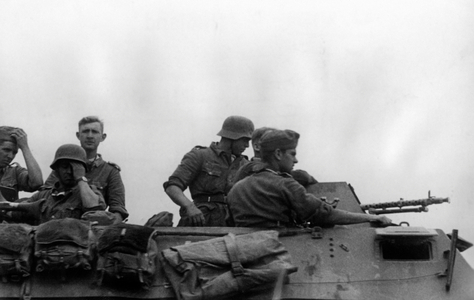 German armored infantry riflemen on the Eastern Front, 1941 (b/w photo)