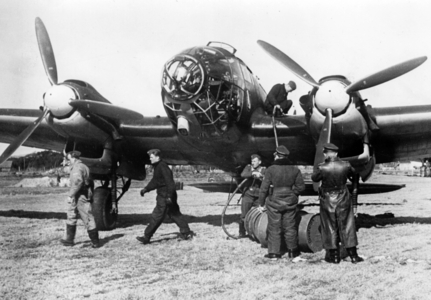 II. WK, Luftwaffe, ground crew refueling German bomber, 1940 (photo)