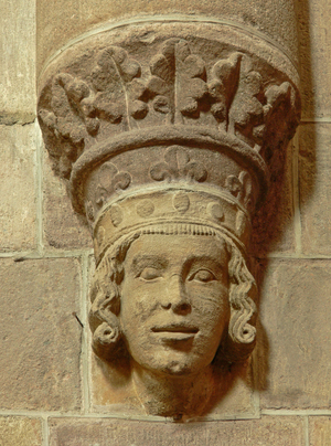 Brioude: corbel with carved crowned head and fleur de lis (photo)