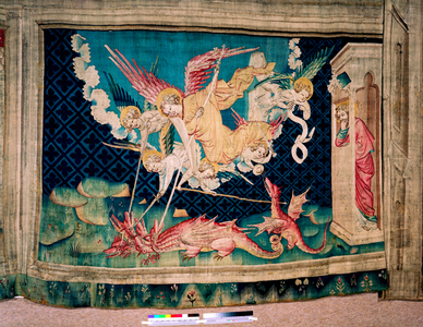 Apocalypse Tapestry, Cartons of the painter Hennequin de Bruges, atelier Nicolas Bataille. no 36, Sint-Michel combat le dragon, 1373-1380 (textile)