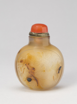 Snuff bottle with panels of gourds, Qing dynasty (1644-1911), 1770-1850 (brown and grey agate with carved decoration)