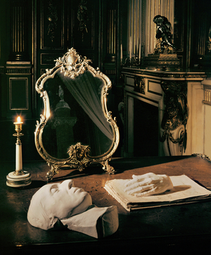 Frederic Chopin's death mask and a plaster cast of his hand, on a table in the apartment where he died of tuberculosis, Bibliotheque Polonaise, Paris, France (phtoto)