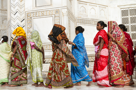India, Uttar Pradesh, Side view of people waiting to enter Taj Mahal, Agra (photo)