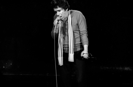 Claude Nougaro sings on the tv show Numéro 1, 1981 (photo)