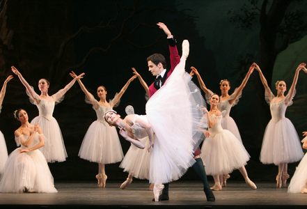 Royal Ballet in La Sylphide (photo)