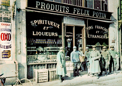 French soldiers in front of the grocery store Felix Potin at the Place des Marchés, Reims, France, 1917 (autochrome)