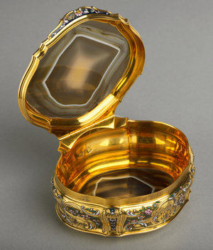 Snuff box, Paris, 1738-39 (gold, enamel & agate)