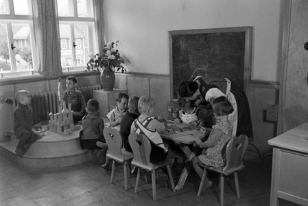 Toddlers playing in the kindergarten of the Fröbelhaus in Oberweißbach, Germany 1930s (b/w photo)