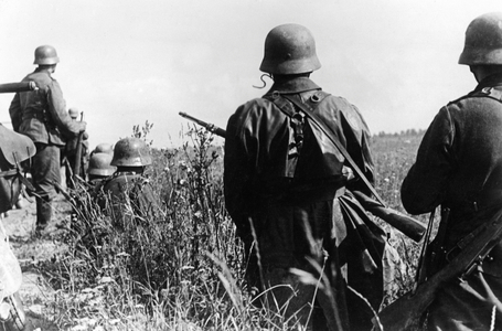 German advance guard on the Eastern Front, 1941 (b/w photo)