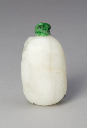 Melon-shaped snuff bottle with trailing leaves and a butterfly, Qing dynasty (1644-1911), 1740-1800 (white nephrite with carved decoration)