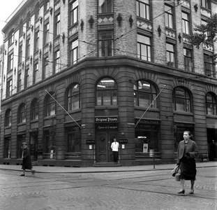 Oslo 19550922. The Original Pilsen nightclub. At this time it was on the corner of Dronningens gate …, 1955 (photo)