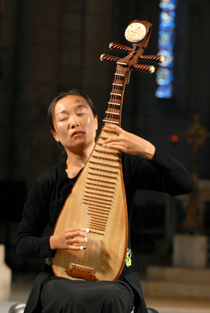 Liu Fang at the Saintes Festival, France, 2011 (photo)