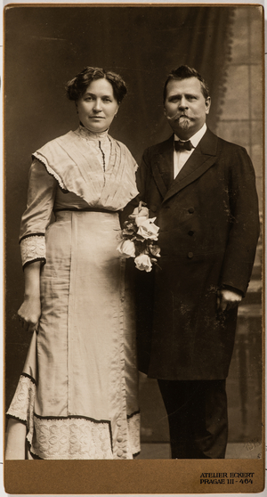 Eastern European couple, Prague, Czech Republic, 1900-20 (photo)