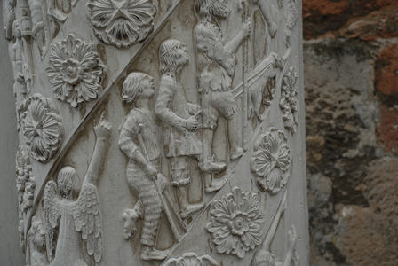 Plinth with figures, Lisbon, Portugal (photo)