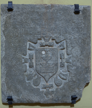 Parish church Conques, l'església de Sant Miquel de Conques. Interior. A stone plate. Escutcheon. Text: SEP?? FRANCISCO?FO NTELES YD? 1650.
